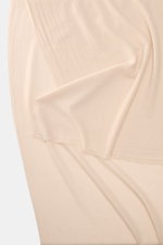 19 Andrea’s 47 Cashmere Schal sand aus reiner Cashmere, sehr weicher Griff, schmaler Fransensaum, ca. 192x61 cm, nah aus schräger Perspektive.
