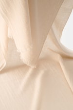 19 Andrea’s 47 Cashmere Schal sand, aus reinem Cashmere, sehr weicher Griff, schmaler Fransensaum, Maße ca. 192x61 cm, Detailaufnahme von oben.