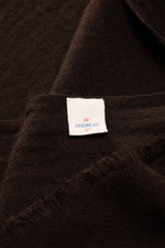 Nahaufnahme des 19 Andrea’s 47 Cashmere Schal dunkelbraun mit schmalem Fransensaum, reiner Cashmere, sehr weicher Griff, Maße ca. 192x61 cm.