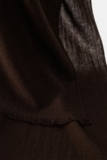 Nahaufnahme aus schräger Perspektive des 19 Andrea’s 47 Cashmere Schal dunkelbraun mit schmalem Fransensaum, reiner Cashmere, sehr weicher Griff, Maße ca. 192x61 cm.