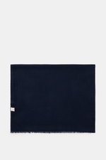 19 Andrea’s 47 Cashmere Schal navy, flachliegend von oben fotografiert, reiner Cashmere, sehr weicher Griff, schmaler Fransensaum, Maße ca. 192x61 cm