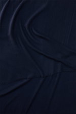 19 Andrea’s 47 Cashmere Schal navy in Nahaufnahme von oben, reiner Cashmere, sehr weicher Griff, schmaler Fransensaum, Maße ca. 192x61 cm.