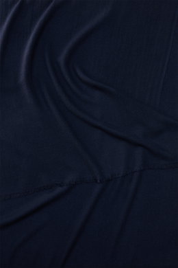 19 Andrea’s 47 Cashmere Schal navy in Nahaufnahme von oben, reiner Cashmere, sehr weicher Griff, schmaler Fransensaum, Maße ca. 192x61 cm.