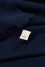 Nahaufnahme des 19 Andrea’s 47 Cashmere Schal navy aus reiner Cashmere, sehr weicher Griff, schmaler Fransensaum, Maße ca. 192x61 cm.