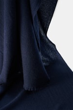19 Andrea’s 47 Cashmere Schal navy in Nahaufnahme von oben, reiner Cashmere, sehr weicher Griff, schmaler Fransensaum, Maße ca. 192x61 cm