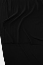 19 Andrea’s 47 Cashmere Schal schwarz aus reiner Cashmere, sehr weicher Griff, schmaler Fransensaum, Maße ca. 192x61 cm, Detailaufnahme liegend.
