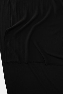 19 Andrea’s 47 Cashmere Schal schwarz aus reiner Cashmere, sehr weicher Griff, schmaler Fransensaum, Maße ca. 192x61 cm, Detailaufnahme liegend.