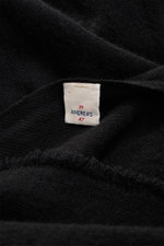 19 Andrea’s 47 Cashmere Schal schwarz aus reiner Cashmere, sehr weicher Griff, schmaler Fransensaum, Maße ca. 192x61 cm, Nahaufnahme der Stoffstruktur und Etikett.