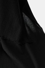 Nahaufnahme des 19 Andrea’s 47 Cashmere Schal schwarz von schräg oben, reiner Cashmere, sehr weicher Griff, schmaler Fransensaum, Maße ca. 192x61 cm.