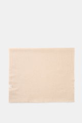 19 Andrea’s 47 Cashmere Schal beige meliert, flach liegend von oben fotografiert, reiner Cashmere, sehr weicher Griff, feine leichte Qualität, schmale Fransenkante, Maße ca. 198 x 62 cm