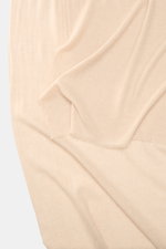 19 Andrea’s 47 Cashmere Schal beige meliert aus reiner Cashmere, sehr weicher Griff, feine leichte Qualität, schmale Fransenkante, Maße ca. 198x62 cm, aus Nahaufnahme fotografiert.