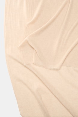 19 Andrea’s 47 Cashmere Schal beige meliert aus reiner Cashmere, sehr weicher Griff, feine leichte Qualität, schmale Fransenkante, Maße ca. 198x62 cm, aus Nahaufnahme fotografiert.