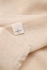19 Andrea’s 47 Cashmere Schal beige meliert, Nahaufnahme von oben, reiner Cashmere, sehr weicher Griff, feine Qualität, schmale Fransenkante, Maße ca. 198x62 cm