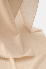 19 Andrea’s 47 Cashmere Schal beige meliert aus reiner Cashmere, sehr weicher Griff, feine leichte Qualität, schmale Fransenkante, Maße ca. 198x62 cm, Nahaufnahme von oben.