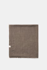 Oben liegend fotografierter 19 Andrea’s 47 Cashmere Schal graubraun meliert, hauchdünn, weich, mit schmalem Fransensaum, ca. 206x91 cm.