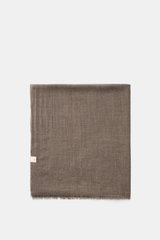 Oben liegend fotografierter 19 Andrea’s 47 Cashmere Schal graubraun meliert, hauchdünn, weich, mit schmalem Fransensaum, ca. 206x91 cm.