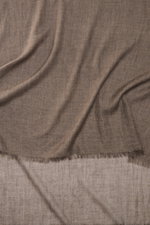 Detailaufnahme des 19 Andrea’s 47 Cashmere Schal graubraun meliert, liegend mit feinem Fransensaum, leichter, weicher Cashmere-Qualität.

Beschreibung: <p>Hauchdünner Cashmere in angenehm leichter Webqualität schmiegt sich mit dem minimalistischen, handge