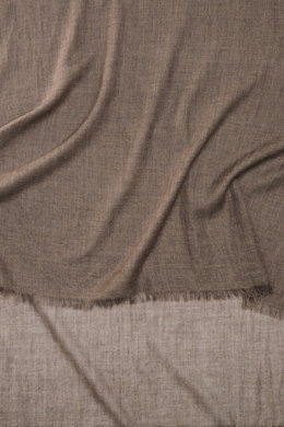 Detailaufnahme des 19 Andrea’s 47 Cashmere Schal graubraun meliert, liegend mit feinem Fransensaum, leichter, weicher Cashmere-Qualität.

Beschreibung: <p>Hauchdünner Cashmere in angenehm leichter Webqualität schmiegt sich mit dem minimalistischen, handge