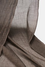 19 Andrea’s 47 Cashmere Schal graubraun meliert, handgearbeitet, schmaler Fransensaum, weich, leicht, zart transparent, Nahaufnahme von oben.