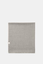 19 Andrea’s 47 Cashmere Schal grau meliert, flach liegend von oben fotografiert, hauchdünn, leicht, weicher Griff, schmaler Fransensaum, Maße ca. 206x91 cm.