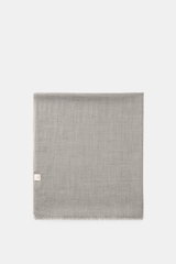 19 Andrea’s 47 Cashmere Schal grau meliert, flach liegend von oben fotografiert, hauchdünn, leicht, weicher Griff, schmaler Fransensaum, Maße ca. 206x91 cm.