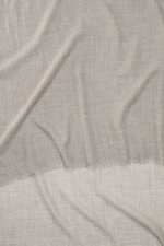 19 Andrea’s 47 Cashmere Schal grau meliert, handgearbeitet, schmaler Fransensaum, feine Webqualität, Ansicht von oben auf weiches, hellgraues Tuch.