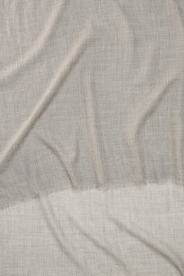19 Andrea’s 47 Cashmere Schal grau meliert, handgearbeitet, schmaler Fransensaum, feine Webqualität, Ansicht von oben auf weiches, hellgraues Tuch.
