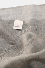 19 Andrea’s 47 Cashmere Schal grau meliert, schmaler Fransensaum, weicher Griff, reine, leichte Webqualität, Nahaufnahme von oben auf Label und Struktur