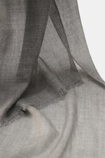 Nahaufnahme aus schräger Perspektive des 19 Andrea’s 47 Cashmere Schal grau meliert, hauchdünn, leicht, weich mit schmalem Fransensaum.

Beschreibung:  
<p>Hauchdünner Cashmere in angenehm leichter Webqualität schmiegt sich mit dem minimalistischen, handg
