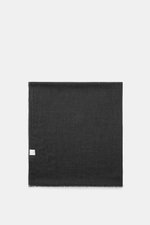 19 Andrea’s 47 Cashmere Schal dunkelgrau meliert, flach liegend von oben fotografiert, hauchdünner, weicher, schmaler Fransensaum, ca. 206x91 cm