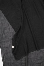 19 Andrea’s 47 Cashmere Schal dunkelgrau meliert, handgearbeitet, schmaler Fransensaum, weicher Griff, leichte Webqualität, flach liegend von oben fotografiert.