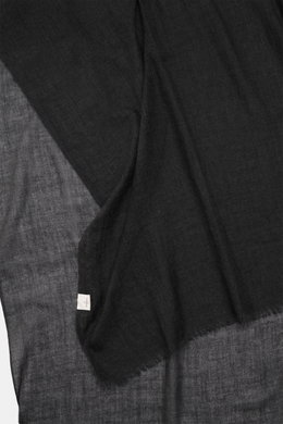19 Andrea’s 47 Cashmere Schal dunkelgrau meliert, handgearbeitet, schmaler Fransensaum, weicher Griff, leichte Webqualität, flach liegend von oben fotografiert.