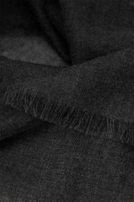 Nahaufnahme des 19 Andrea’s 47 Cashmere Schal dunkelgrau meliert, schmaler Fransensaum, leichter, weicher Griff, handgearbeitet.

Beschreibung:
<p>Hauchdünner Cashmere in angenehm leichter Webqualität schmiegt sich mit dem minimalistischen, handgearbeitet