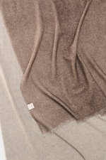 andrea's 1947 Cashmere Schal dunkelbraun meliert, handgearbeiteter, hauchdünner Schal mit schmalem Fransensaum, liegt ausgebreitet, leichte Qualität, Maße ca. 194 x 61 cm