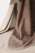 andrea's 1947 Cashmere Schal dunkelbraun meliert, schmaler Fransensaum, Hauchdünner, leichter Webqualität aus reiner Cashmere, Detailaufnahme von schräger Nah-Perspektive.