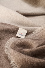 andrea's 1947 Cashmere Schal dunkelbraun meliert in Nahaufnahme von oben, zeigt feine Webstruktur, schmalen Fransensaum, reine, leichte Cashmere-Qualität, Maße ca. 194x61 cm.