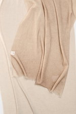andrea's 1947 Cashmere Schal beige meliert, schmaler Fransensaum, Hauchdünner reiner Cashmere in leichter Qualität, Maße ca. 194x61 cm, Nahaufnahme von oben