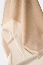 andrea's 1947 Cashmere Schal beige meliert hängend von oben fotografiert, hauchdünner, leichter Cashmere mit schmalem Fransensaum, 194x61 cm