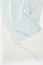 andrea's 1947 Cashmere Schal türkis meliert, flach liegend von oben fotografiert, hauchdünner reiner Cashmere, leichte Qualität, schmaler Fransensaum, ca. 194x61 cm