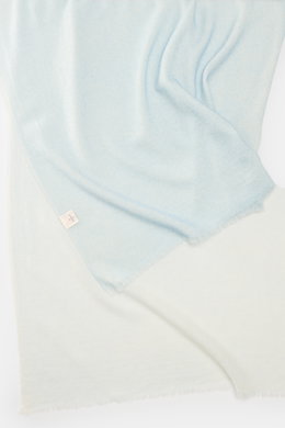 andrea's 1947 Cashmere Schal türkis meliert, flach liegend von oben fotografiert, hauchdünner reiner Cashmere, leichte Qualität, schmaler Fransensaum, ca. 194x61 cm