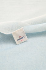 andrea's 1947 Cashmere Schal türkis meliert aus feinem, hauchdünnem Cashmere mit schmalem Fransensaum, Nahaufnahme von oben, leichte Webqualität