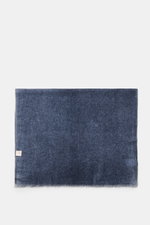 andrea's 1947 Cashmere Schal graublau meliert, flach liegend von oben fotografiert, hauchdünn, reine Cashmere, leichte Qualität, schmaler Fransensaum, ca. 194x61 cm