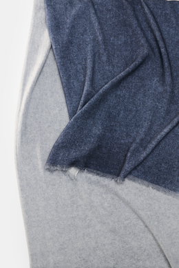 andrea's 1947 Cashmere Schal graublau meliert, aus hauchdünnem, reinem Cashmere mit schmalem Fransensaum, von oben fotografiert, ca. 194x61 cm