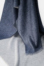 andrea's 1947 Cashmere Schal graublau meliert, hauchdünn, leichte Webqualität, schmaler Fransensaum, schräg von oben fotografiert, Maße ca. 194x61 cm