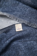andrea's 1947 Cashmere Schal graublau meliert, nahaufnahme von handgearbeitetem schmalem Fransensaum und feiner leichter Webqualität aus reinem Cashmere
