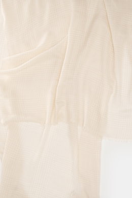 Close-up top-down view of andrea's 1947 Cashmere Schal navy/beige gemustert showing reiner Cashmere, sehr weicher Griff, Hahnentritt-Webmuster, schmaler Fransensaum, Maße: ca. 176 cm x 29 cm.