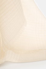 Close-up front view of andrea's 1947 Cashmere Schal navy/beige gemustert in light beige, showing reiner Cashmere, very soft feel, houndstooth pattern, narrow fringed edges, dimensions approx. 176 cm x 29 cm.