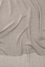 Nahaufnahme des 19 Andrea’s 47 Cashmere Tuchs taupe/hellgrau gemustert mit Hahnentritt-Webmuster, weicher Griff, schmalem Fransensaum, reiner Cashmere, leichte Qualität, Maße ca. 250x72 cm, aus schräger Perspektive fotografiert.