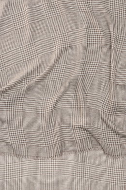 Nahaufnahme des 19 Andrea’s 47 Cashmere Tuchs taupe/hellgrau gemustert mit Hahnentritt-Webmuster, weicher Griff, schmalem Fransensaum, reiner Cashmere, leichte Qualität, Maße ca. 250x72 cm, aus schräger Perspektive fotografiert.