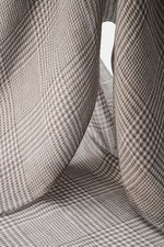 19 Andrea’s 47 Cashmere Tuch taupe/hellgrau gemustert, schräg von vorne fotografiert, reiner Cashmere, weicher Griff, leichte Qualität, Hahnentritt-Webmuster, schmaler Fransensaum, Maße ca. 250x72 cm.